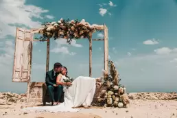 decoración floral para una boda en la playa